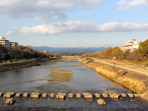 炊出し会場の横にある荒神橋から、鴨川の上流方向を眺める