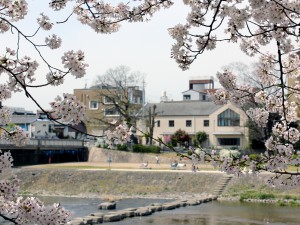 対岸から、炊出し会場の教会を望む