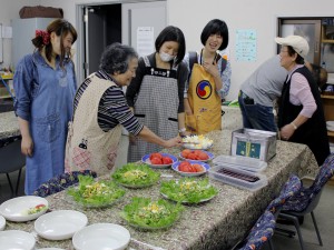 盛り付け前の打合せの様子