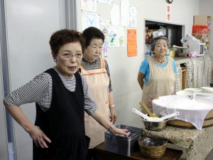 # 炊き出し開始前の打ち合わせの様子