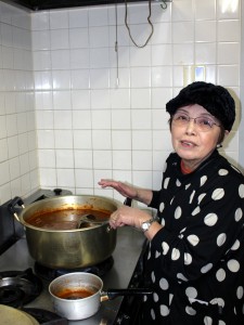 # 厨房にて、煮込みハンバーグ完成