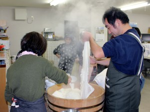 # よそいやすいよう、炊いたごはんを飯台へ