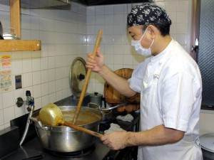 # 厨房にて。カレーが焦げないよう、細心の注意を払います