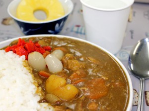 # 今回のメニュー。ジャガイモがゴロリと入った食べ応え満点のカレーでした