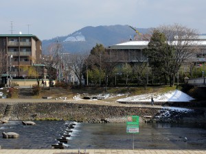 「京都寄り添いネット」が会場をお借りしている「日本バプテスト京都教会」から、雪の残る大文字山と鴨川の河原を望む