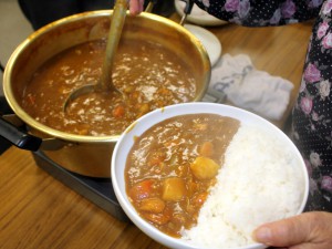 # 盛り付け中の1コマ。おいしそうな湯気の立つカレーに、食欲が大いに刺激されます (笑)